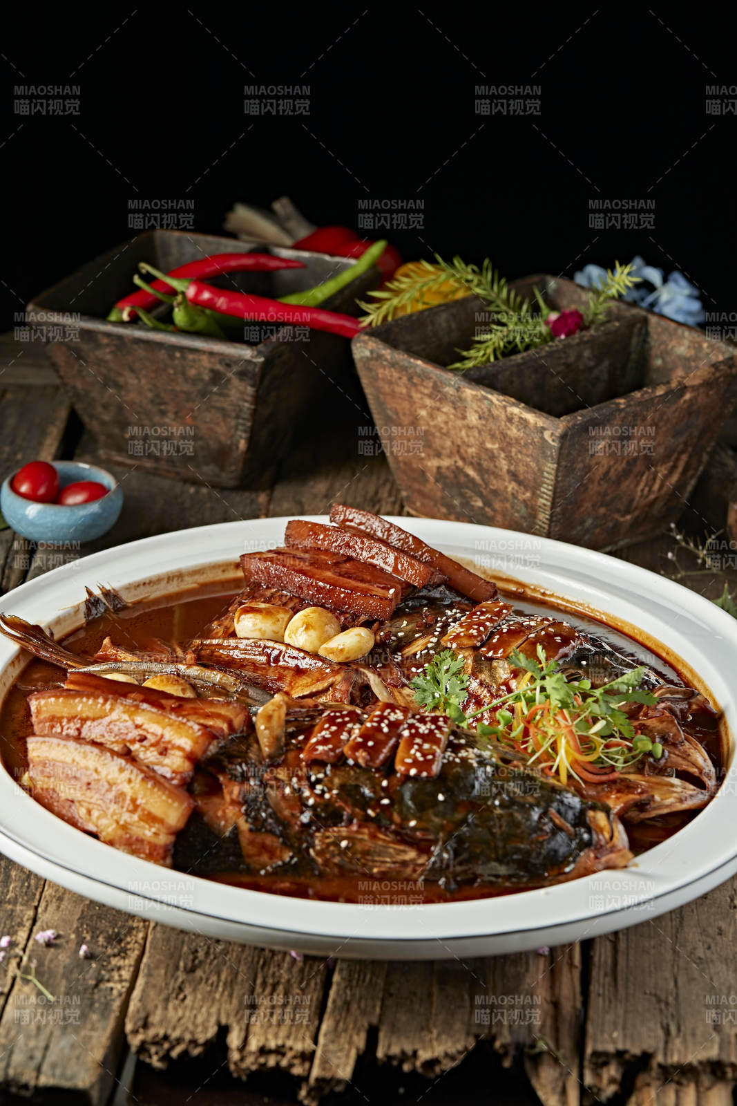 酱香五花肉炖千岛湖野生大鲢鱼头图片