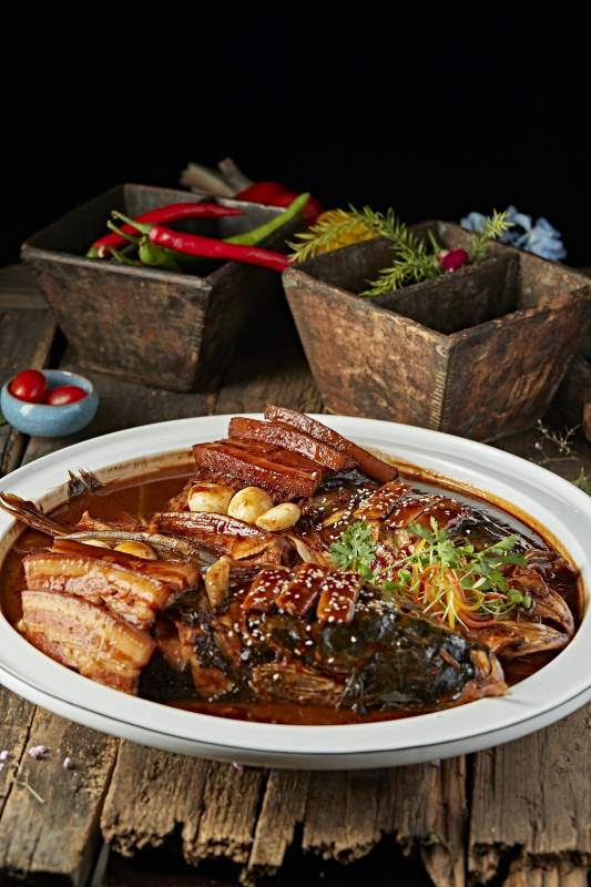 酱香五花肉炖千岛湖野生大鲢鱼头图片