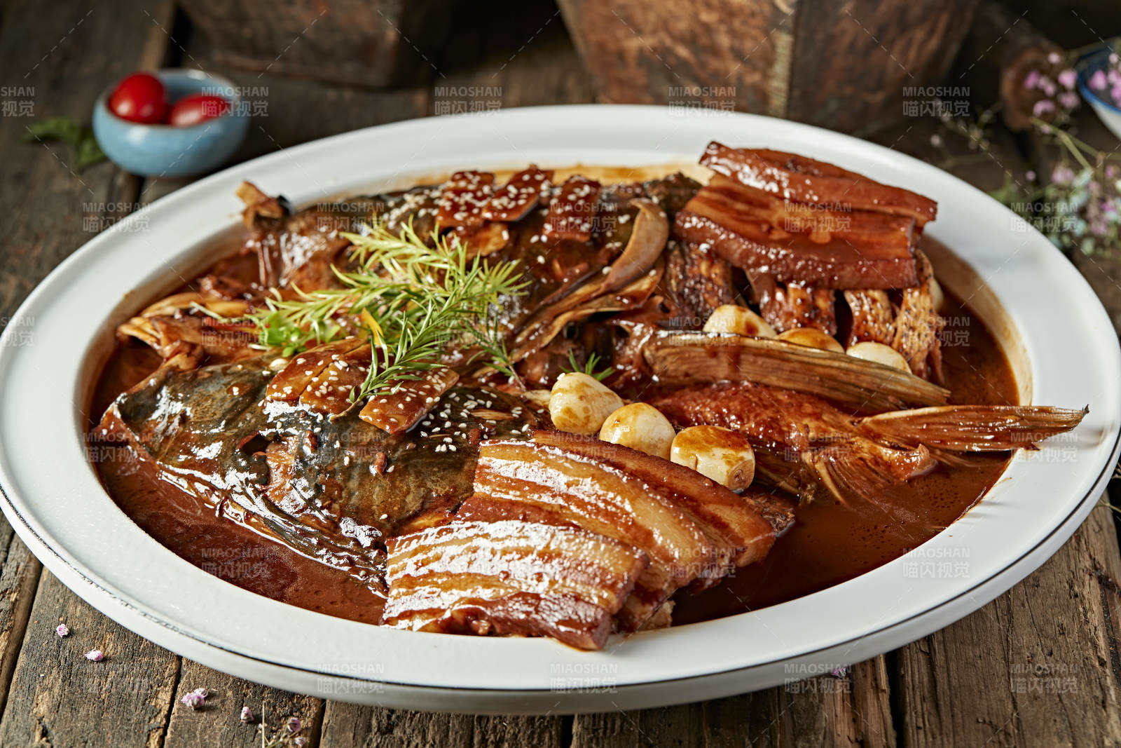 酱香五花肉炖千岛湖野生大鲢鱼头图片