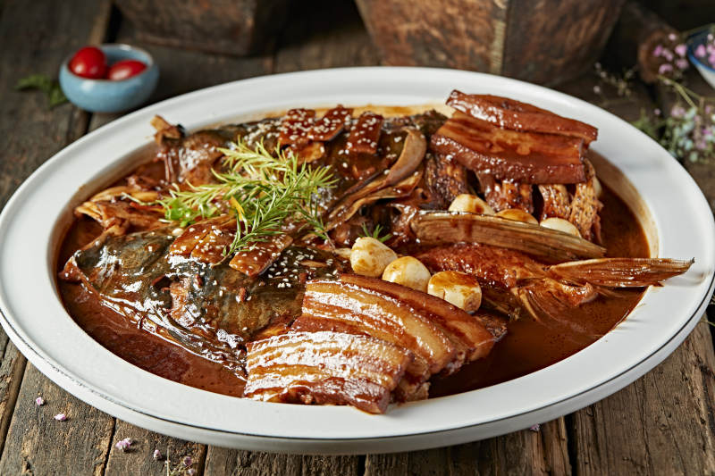 酱香五花肉炖千岛湖野生大鲢鱼头图片