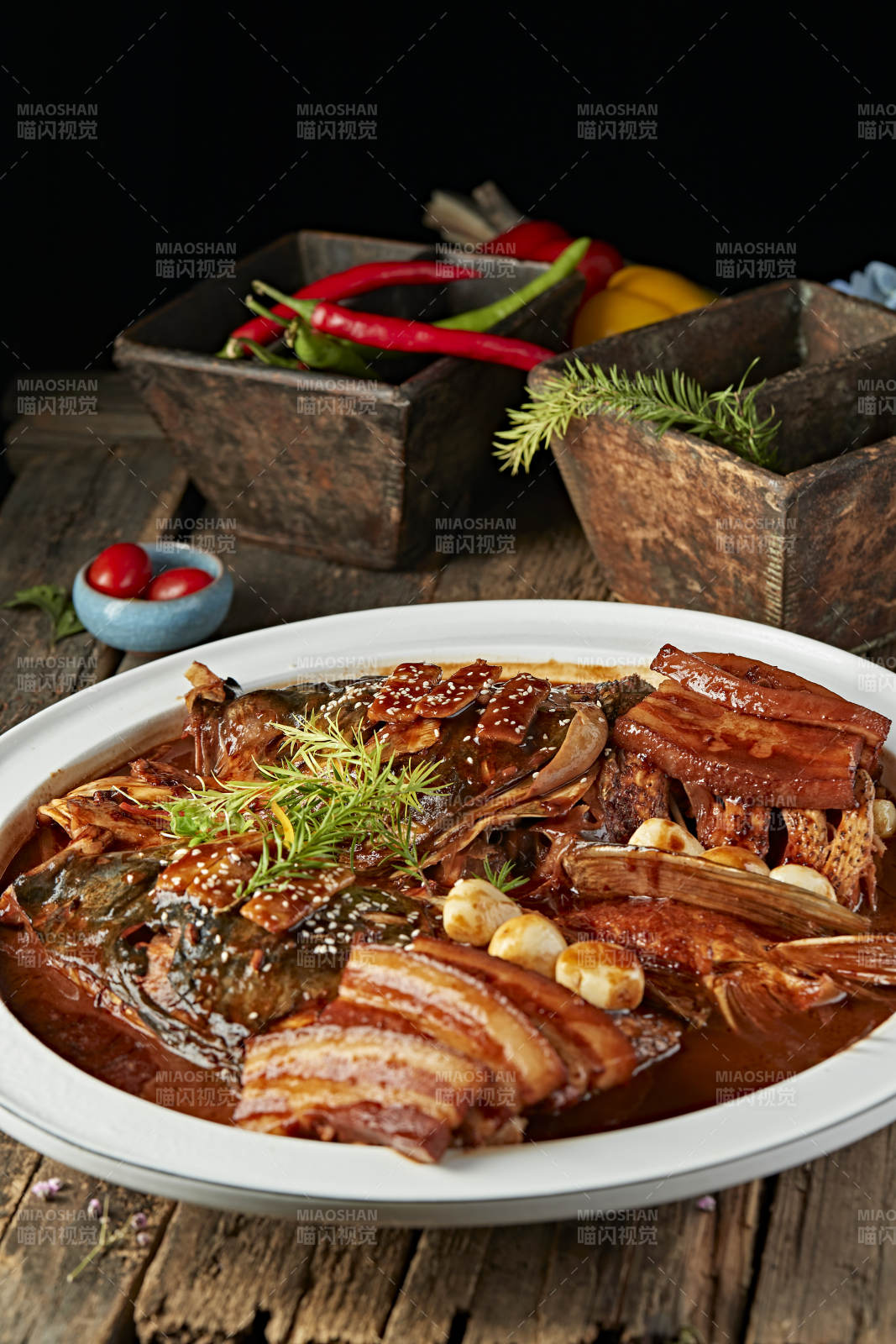 酱香五花肉炖千岛湖野生大鲢鱼头图片