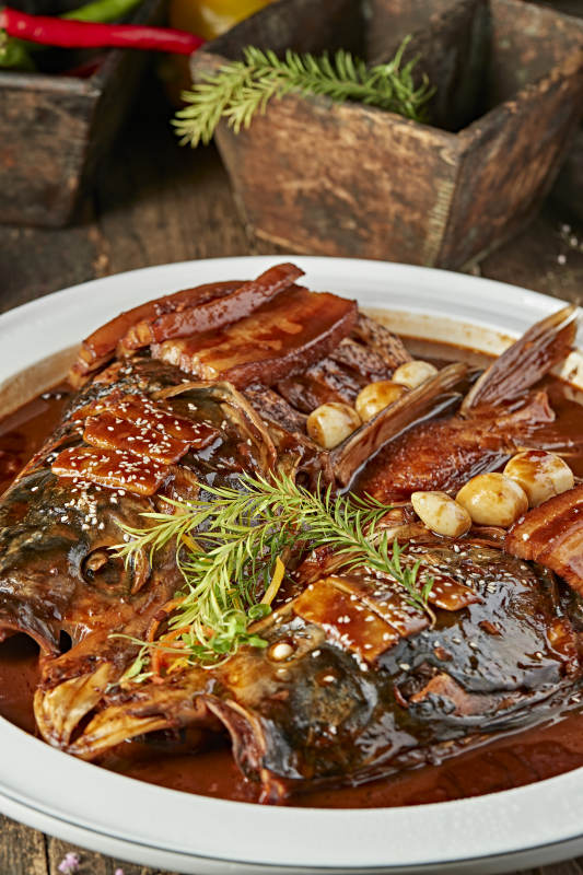 酱香五花肉炖千岛湖野生大鲢鱼头图片