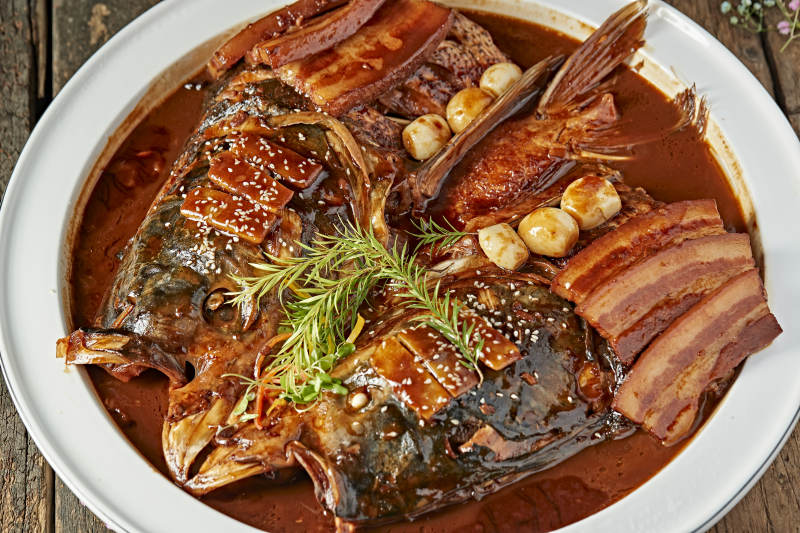 酱香五花肉炖千岛湖野生大鲢鱼头图片