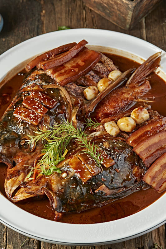 酱香五花肉炖千岛湖野生大鲢鱼头图片