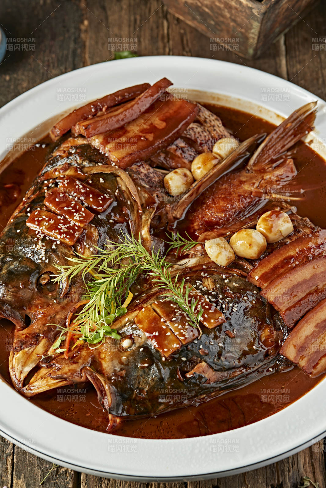 酱香五花肉炖千岛湖野生大鲢鱼头图片