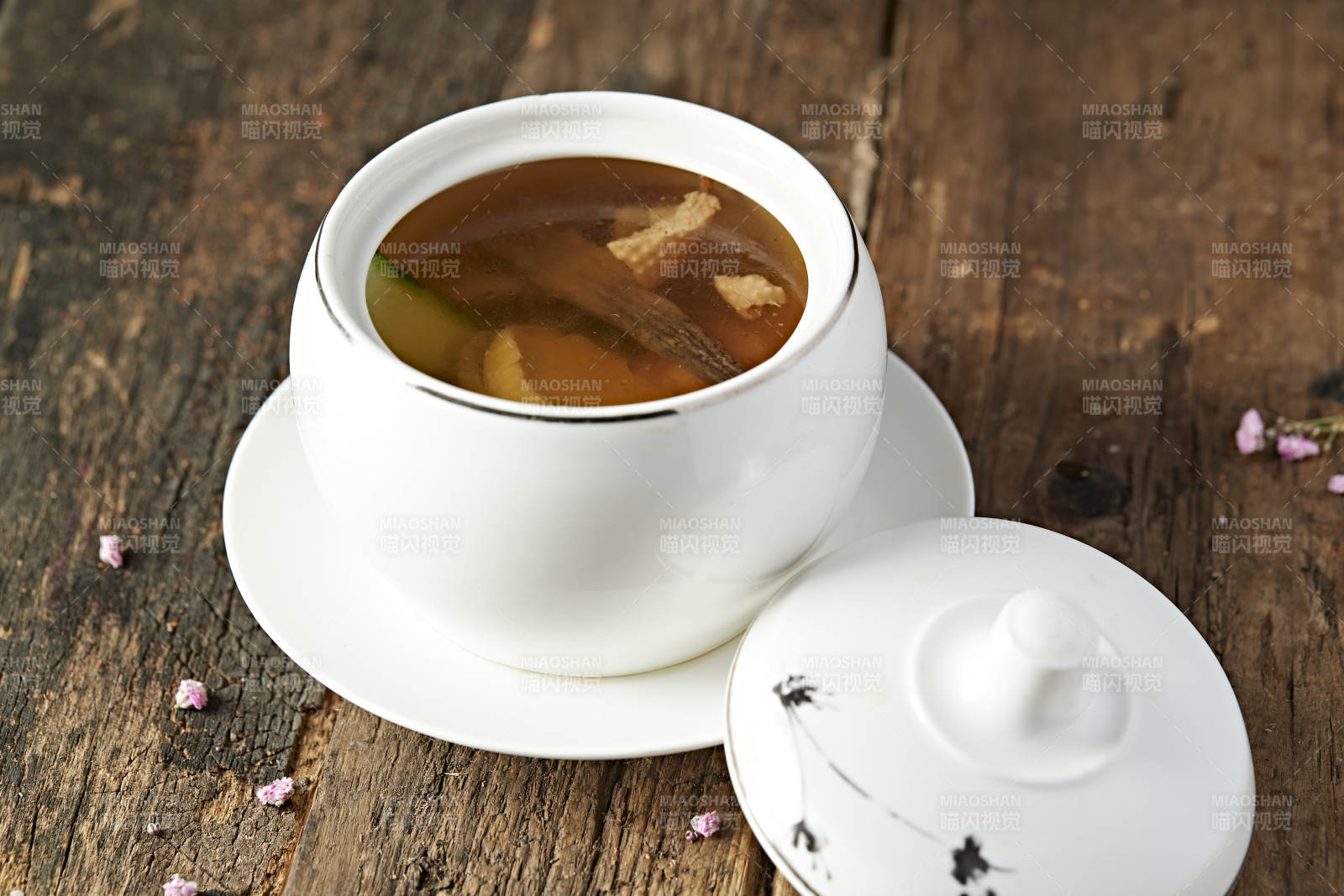 松茸鲍鱼老鸡滋补汤图片