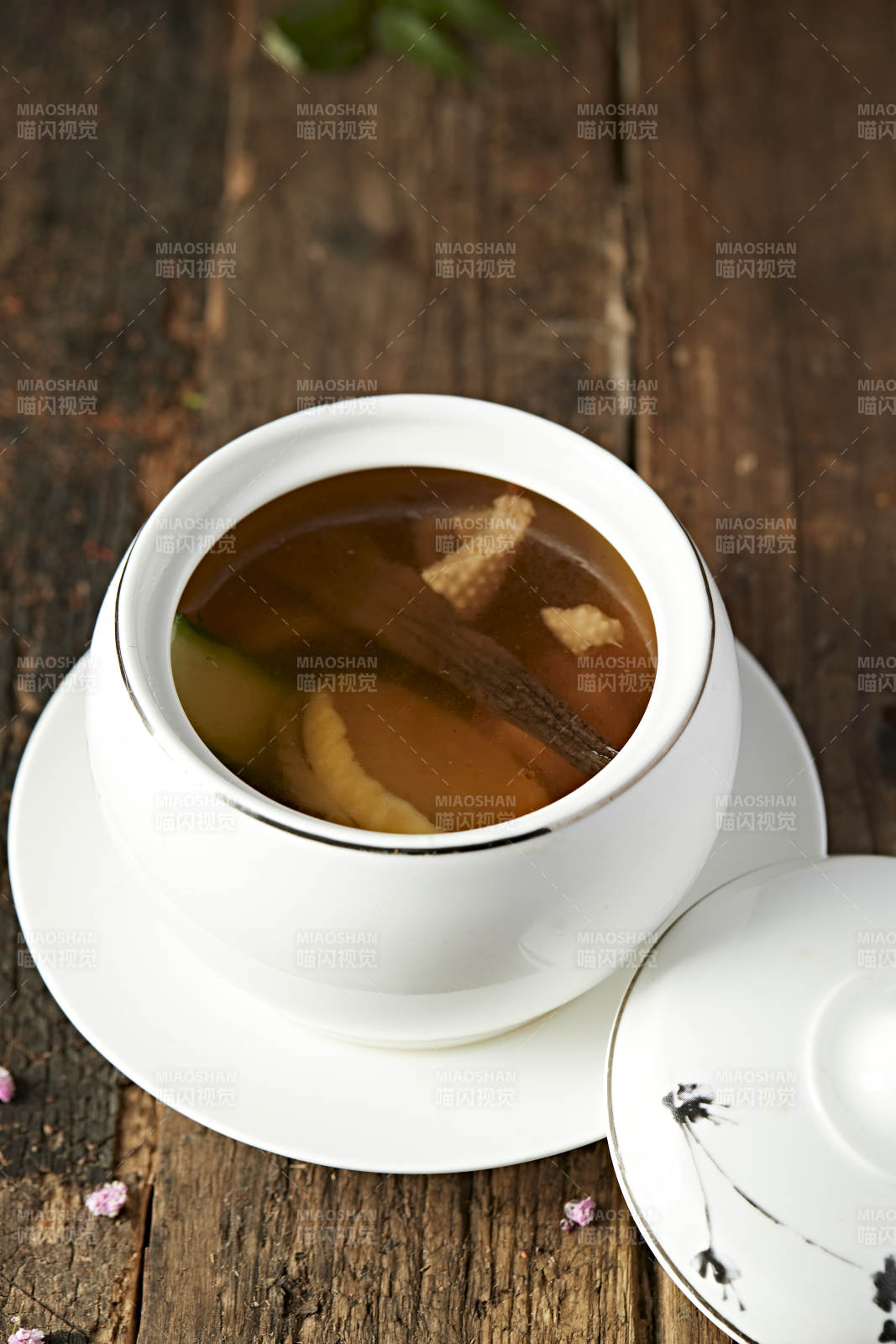 松茸鲍鱼老鸡滋补汤图片