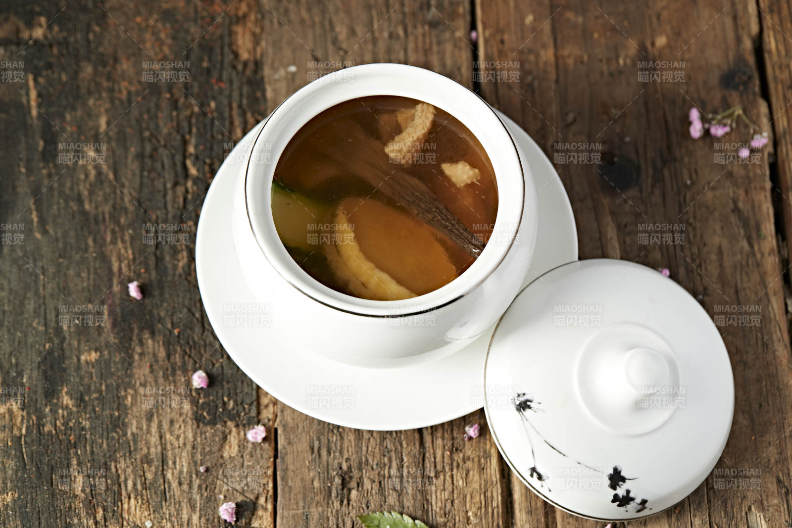 松茸鲍鱼老鸡滋补汤图片