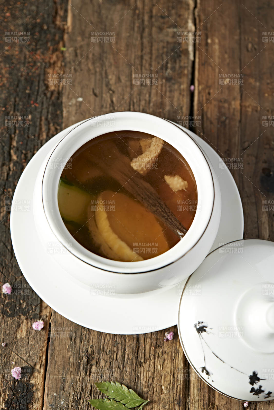 松茸鲍鱼老鸡滋补汤图片