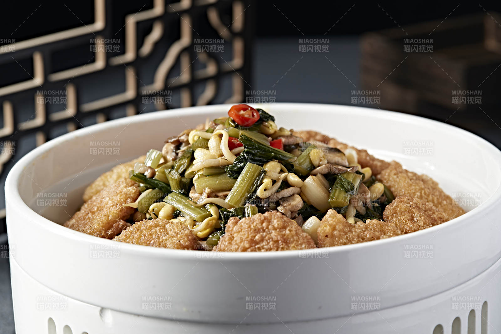 雪里红猪肉口蘑炖黄豆芽配黄面炸糕图片