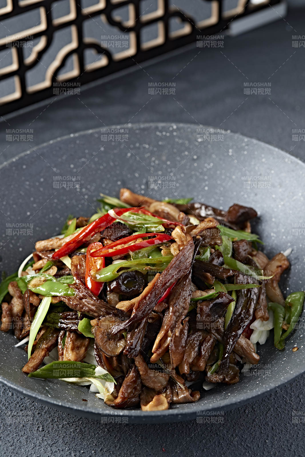 香辣干锅腊肉茶树菇图片