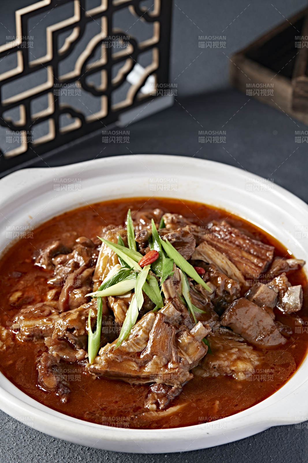 砂锅红焖香辣羊排带皮羊肉图片