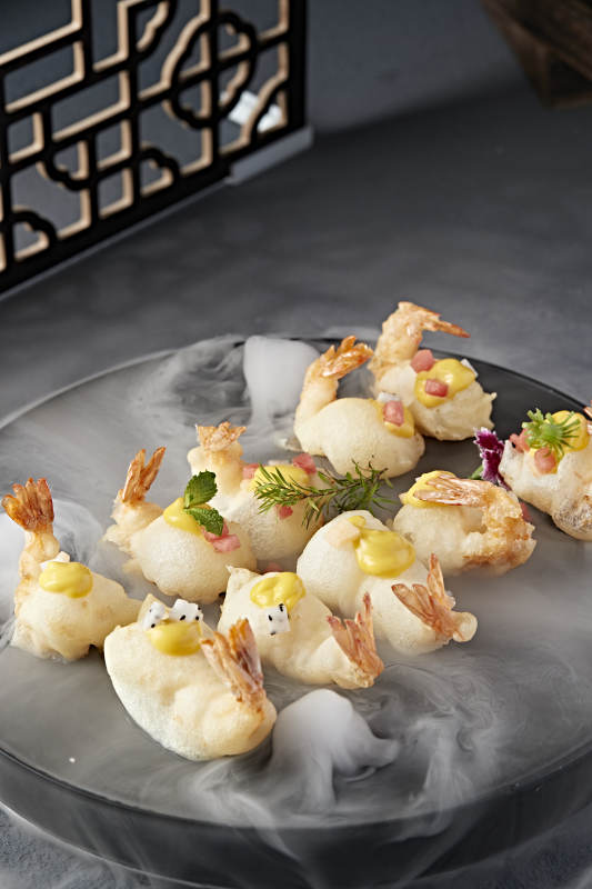 蜂蜜芥末酱果蔬粒配油炸气泡大虾仁图片