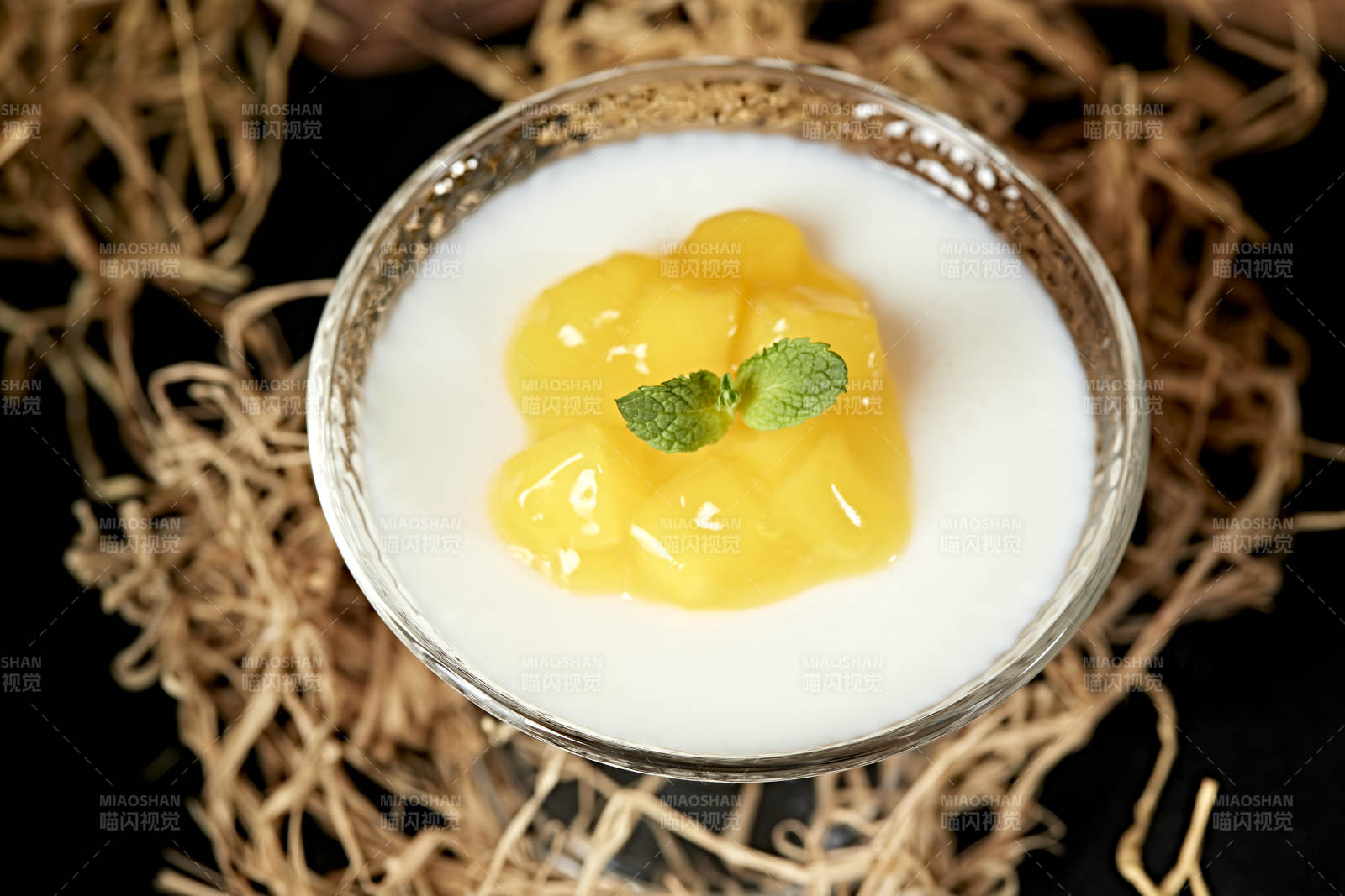 美味椰奶芒果粒布丁图片