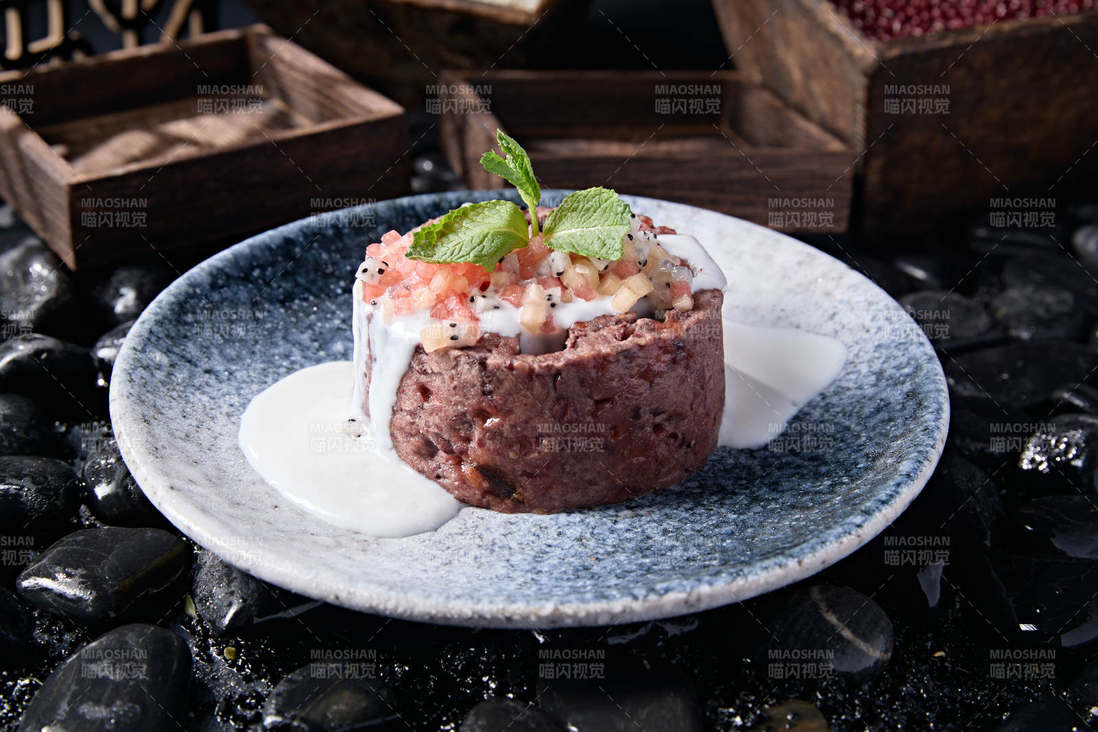 蜂窝煤造型的酸奶果粒红豆泥糕图片