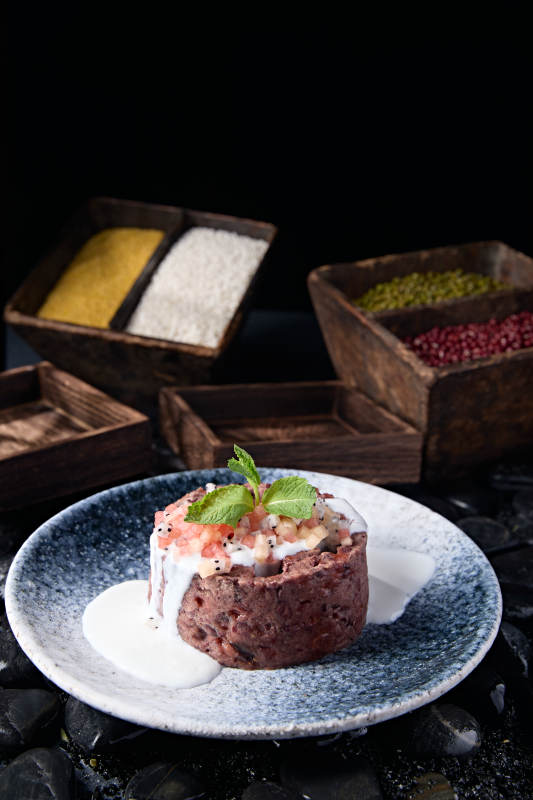 蜂窝煤造型的酸奶果粒红豆泥糕图片