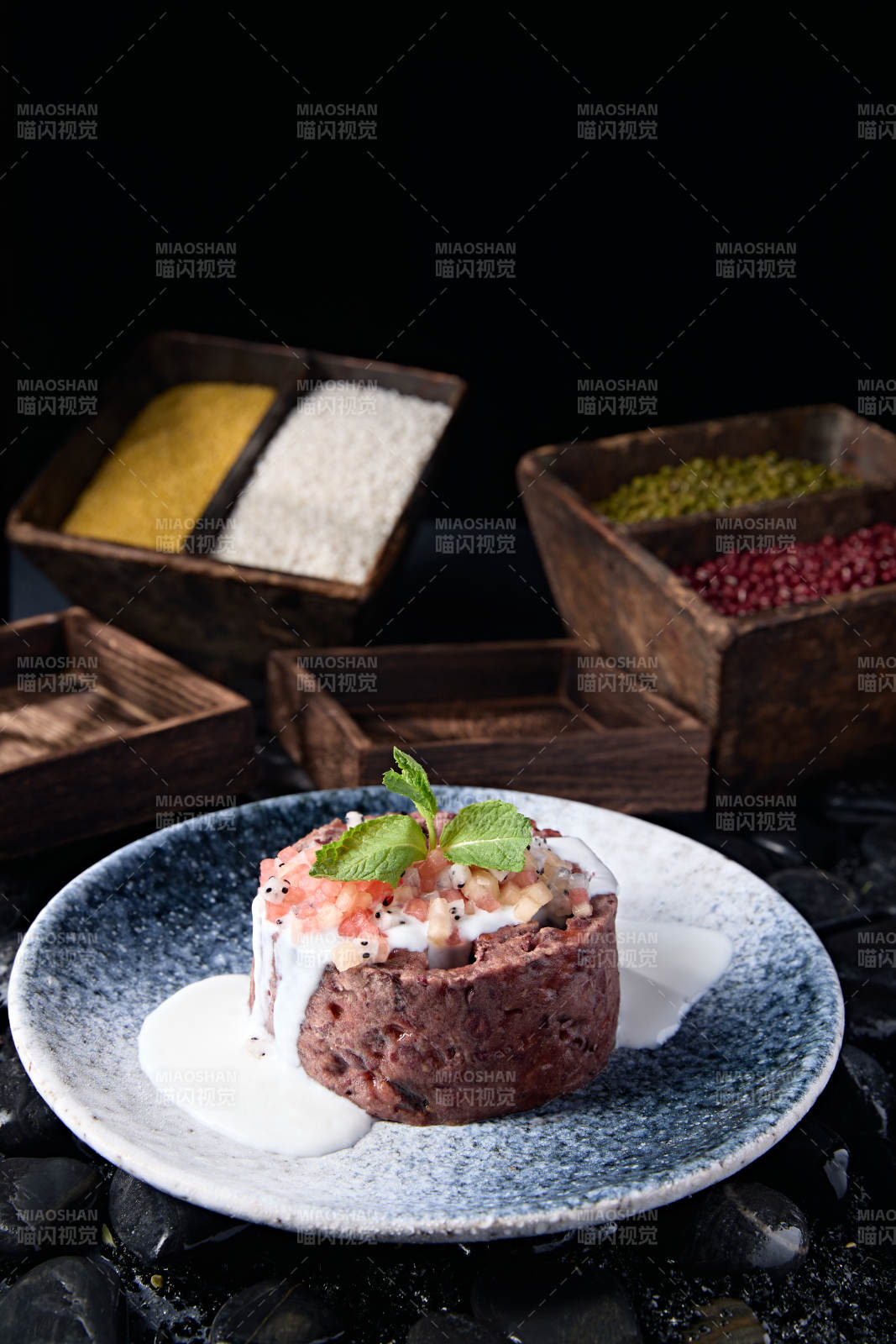 蜂窝煤造型的酸奶果粒红豆泥糕图片