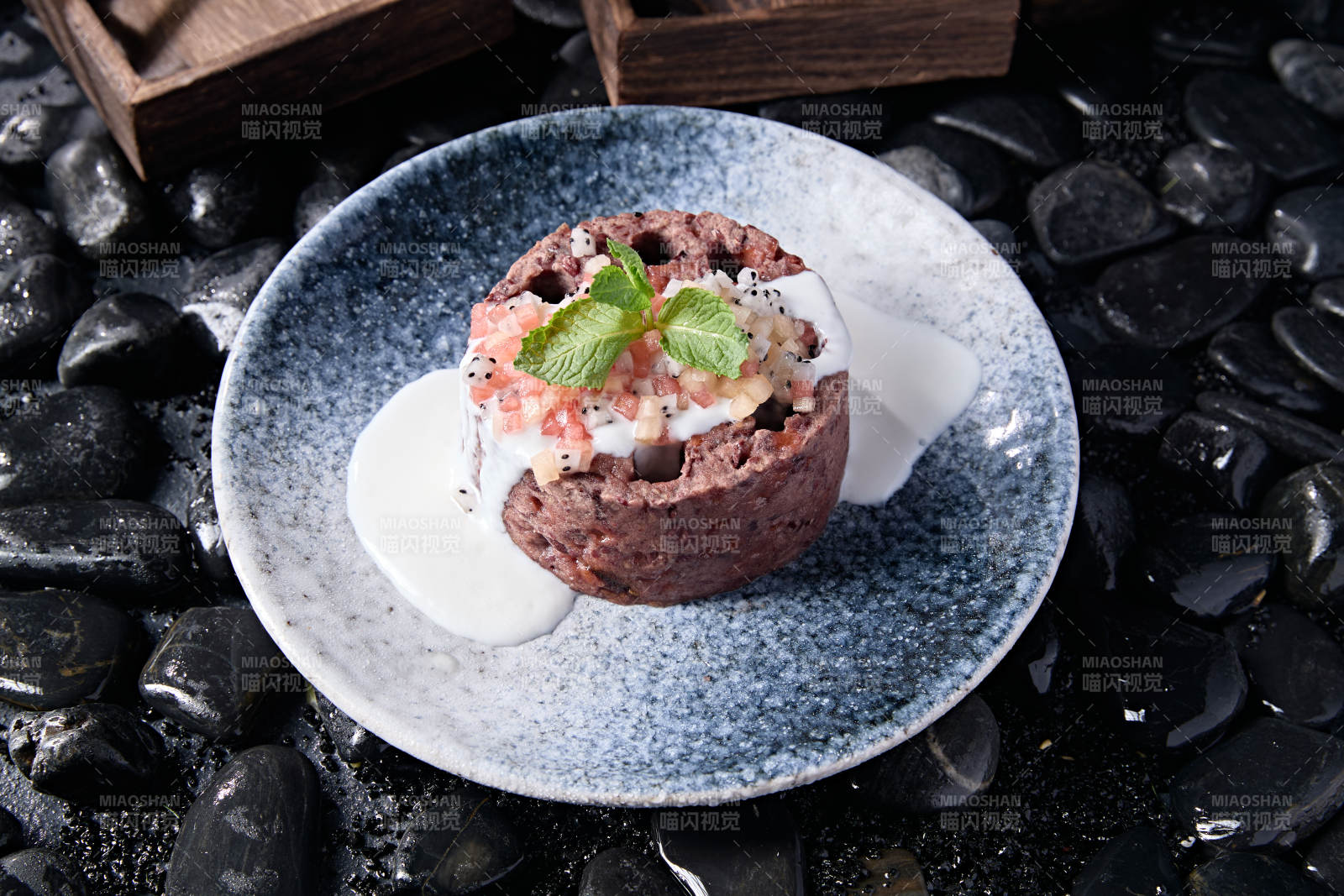 蜂窝煤造型的酸奶果粒红豆泥糕图片