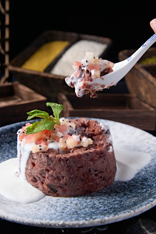 蜂窝煤造型的酸奶果粒红豆泥糕图片