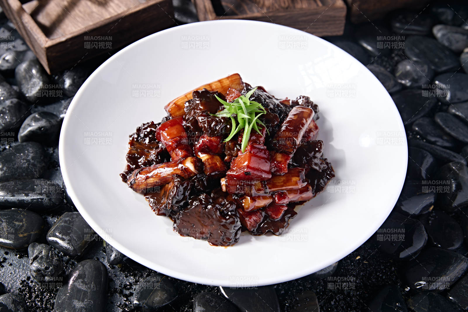 传统鲁菜风味葱烧红烧肉鸡冠菌图片