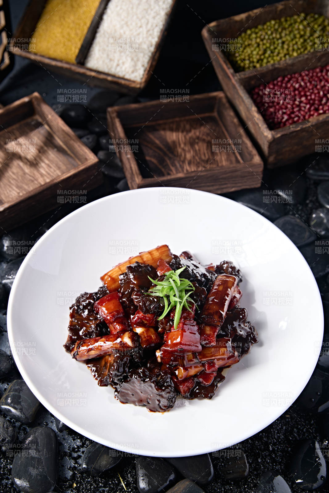 传统鲁菜风味葱烧红烧肉鸡冠菌图片