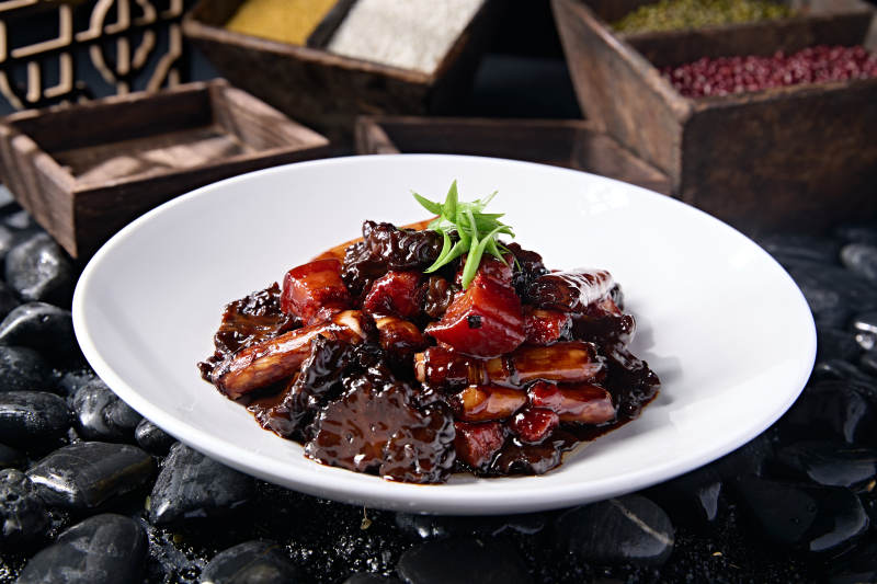 传统鲁菜风味葱烧红烧肉鸡冠菌图片