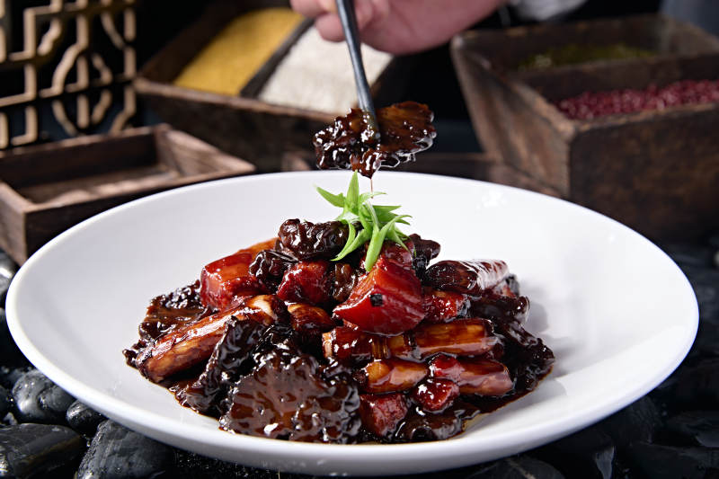 传统鲁菜风味葱烧红烧肉鸡冠菌图片