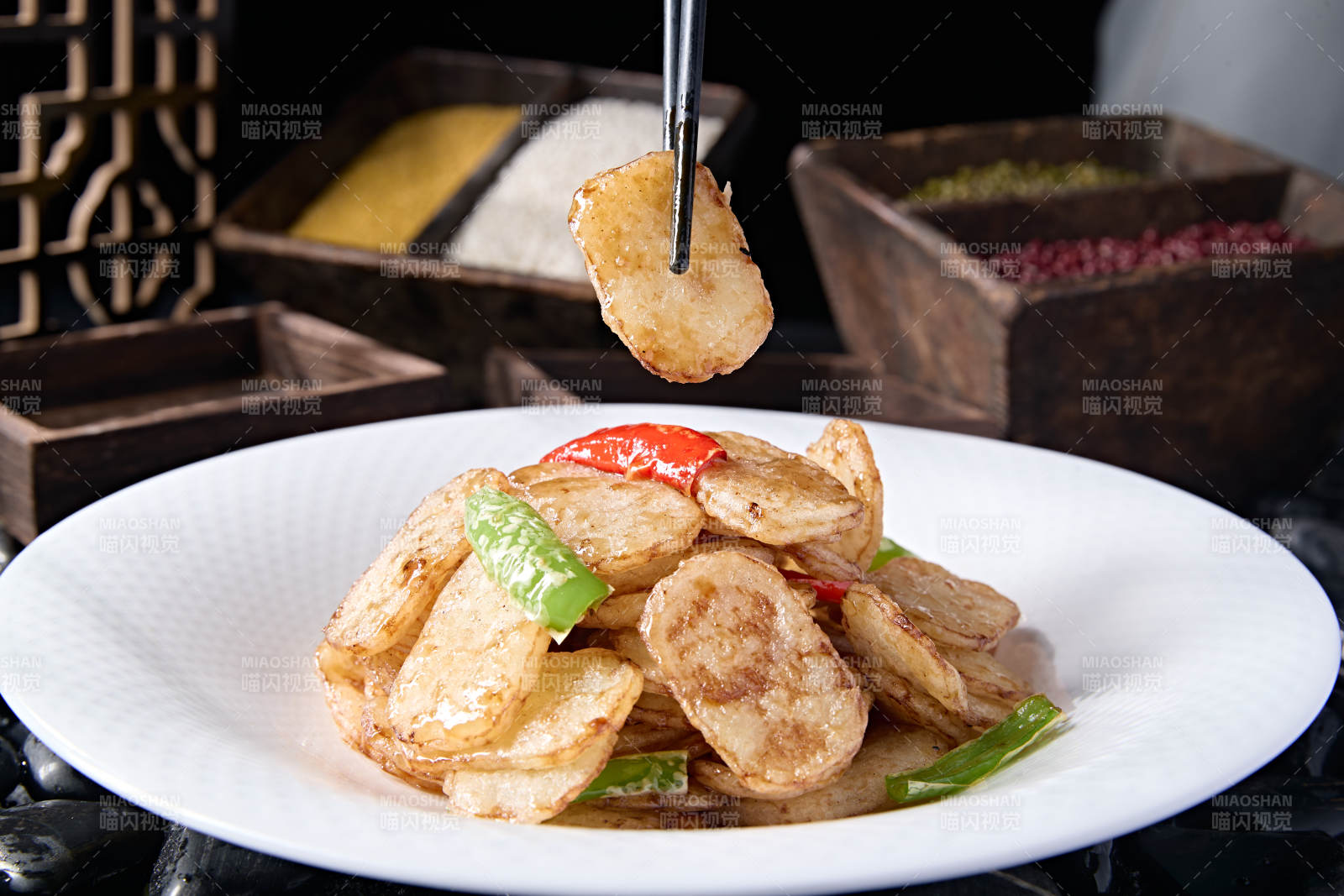 虎皮彩椒油炸糖霜土豆片图片