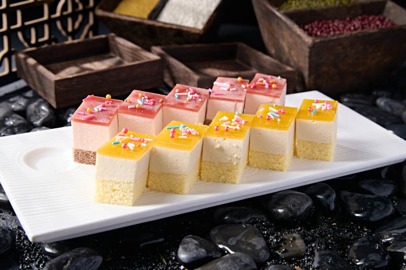 奶香慕斯草莓芒果果冻蛋糕双拼图片