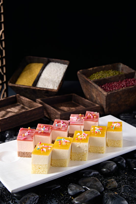 奶香慕斯草莓芒果果冻蛋糕双拼图片