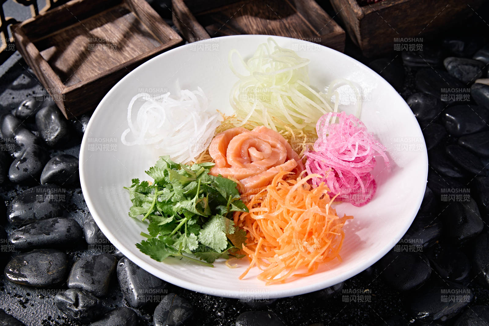 浇汁五色时蔬菜丝拌刺身三文鱼图片