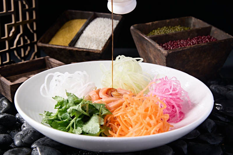 浇汁五色时蔬菜丝拌刺身三文鱼图片