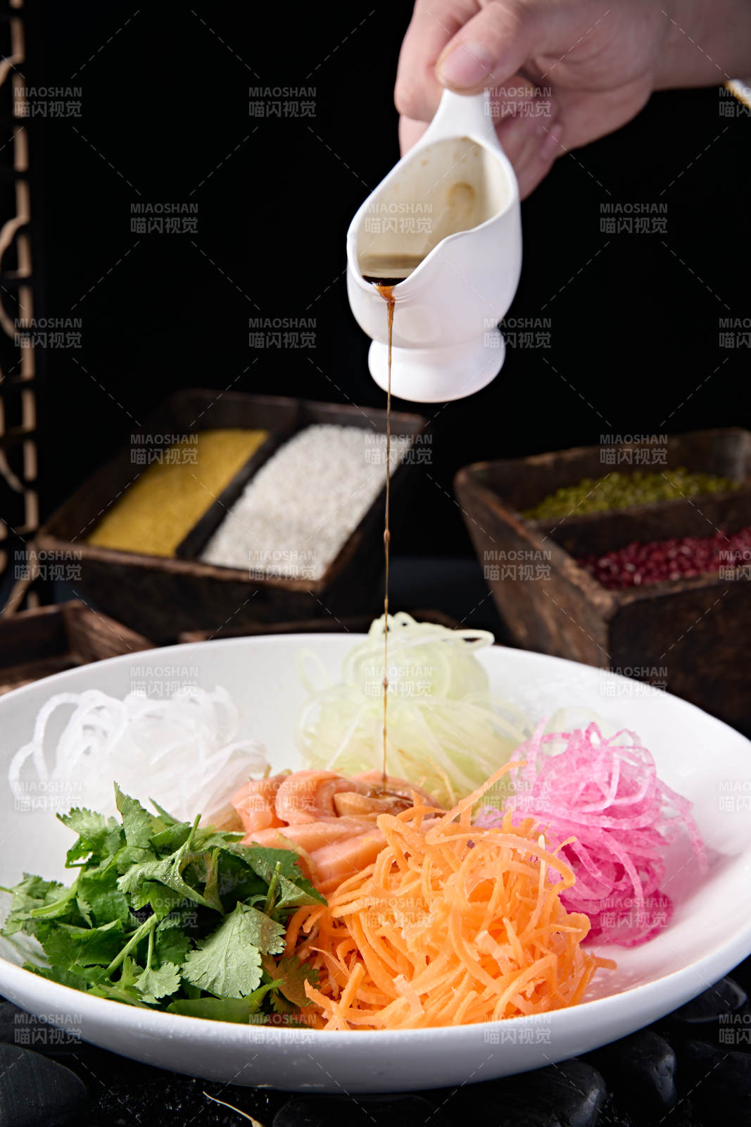 浇汁五色时蔬菜丝拌刺身三文鱼图片