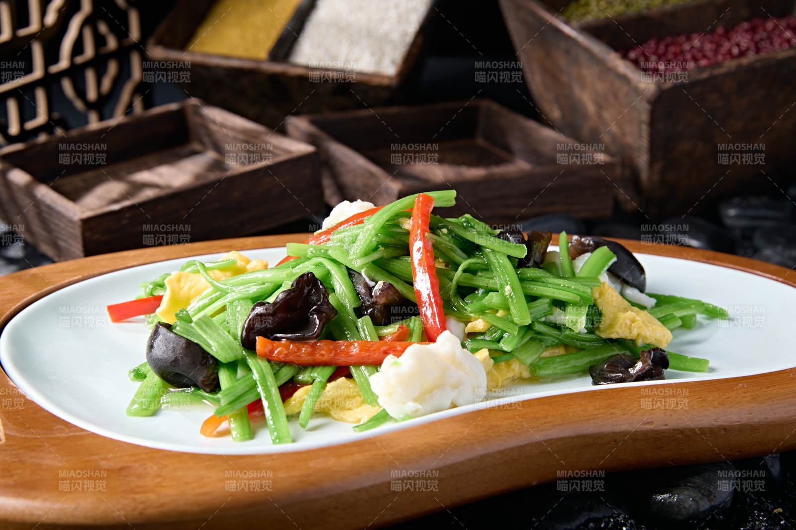 木耳彩椒茼蒿炒蛋配鱼滑图片