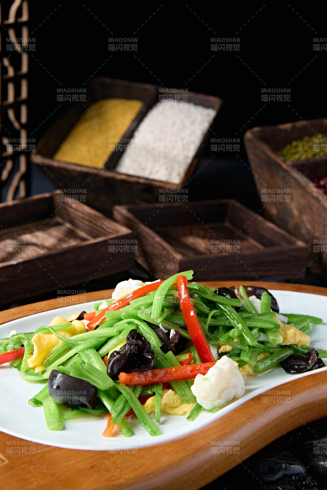 木耳彩椒茼蒿炒蛋配鱼滑图片