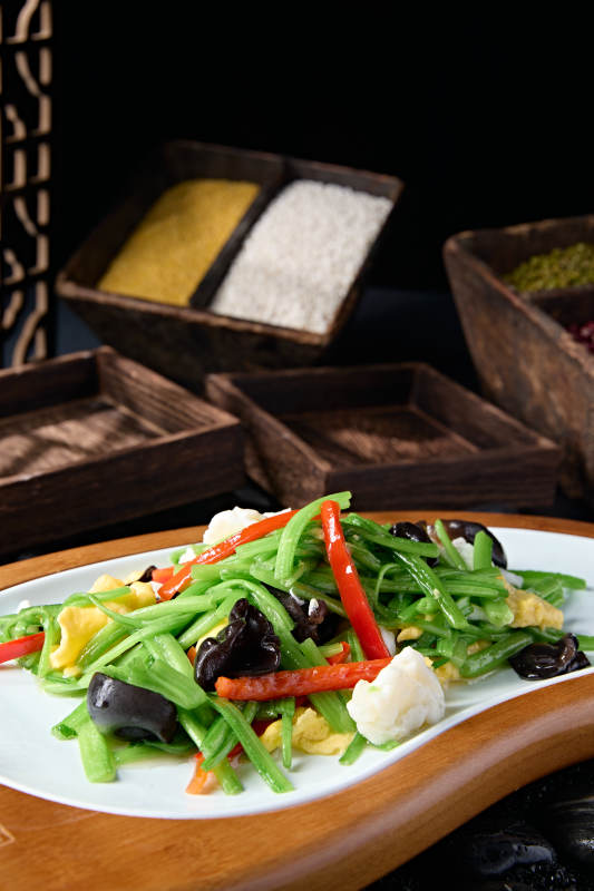 木耳彩椒茼蒿炒蛋配鱼滑图片