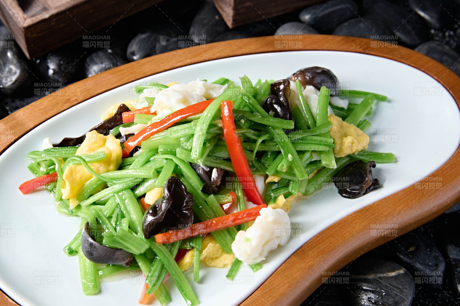 木耳彩椒茼蒿炒蛋配鱼滑图片