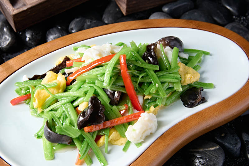 木耳彩椒茼蒿炒蛋配鱼滑图片