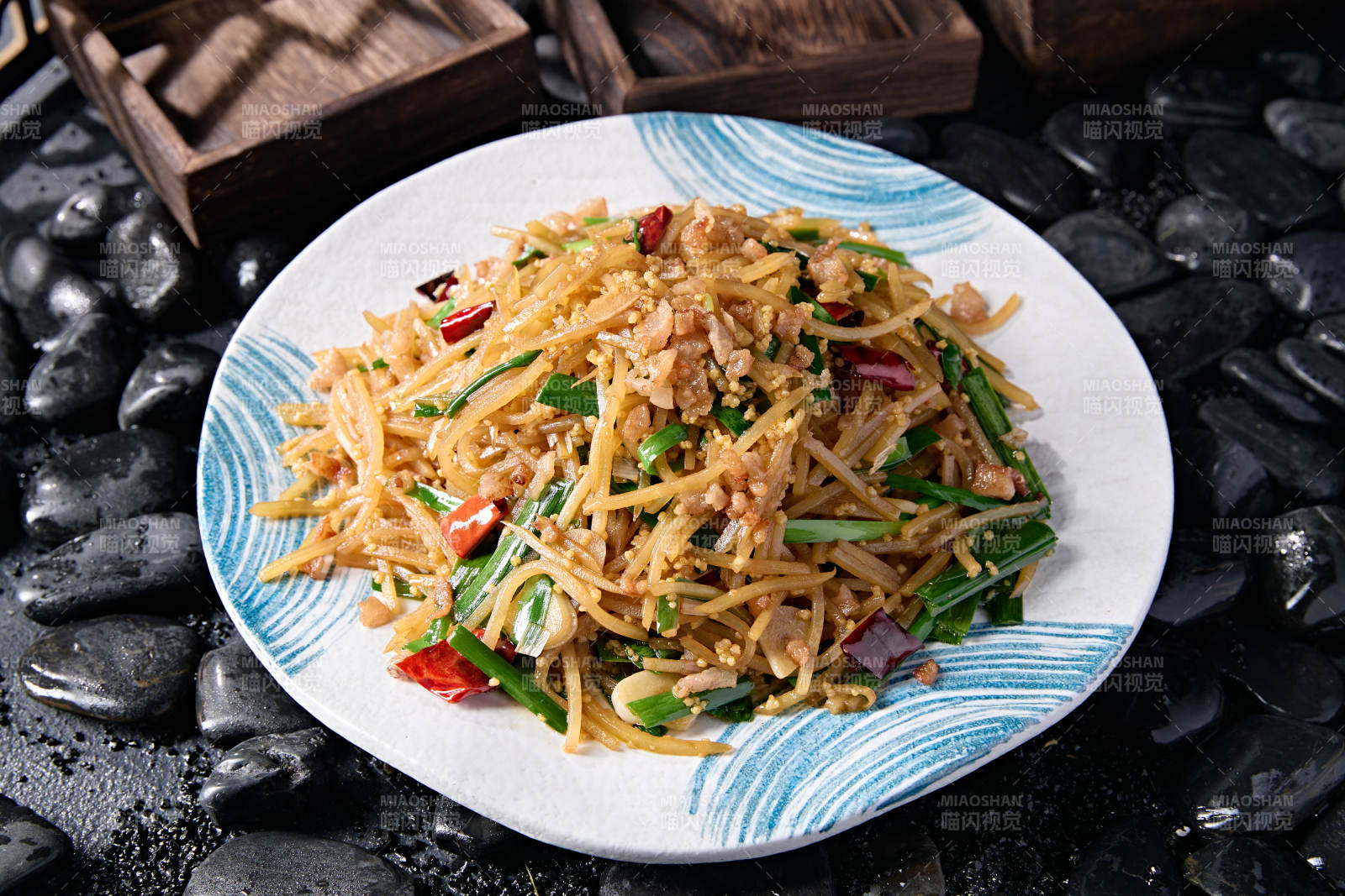 韭菜蒜片小米辣椒炒土豆丝图片