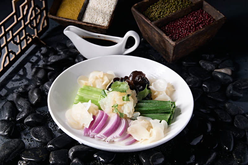 精美凉菜白木耳海蜇头秋葵乳瓜洋葱丝图片