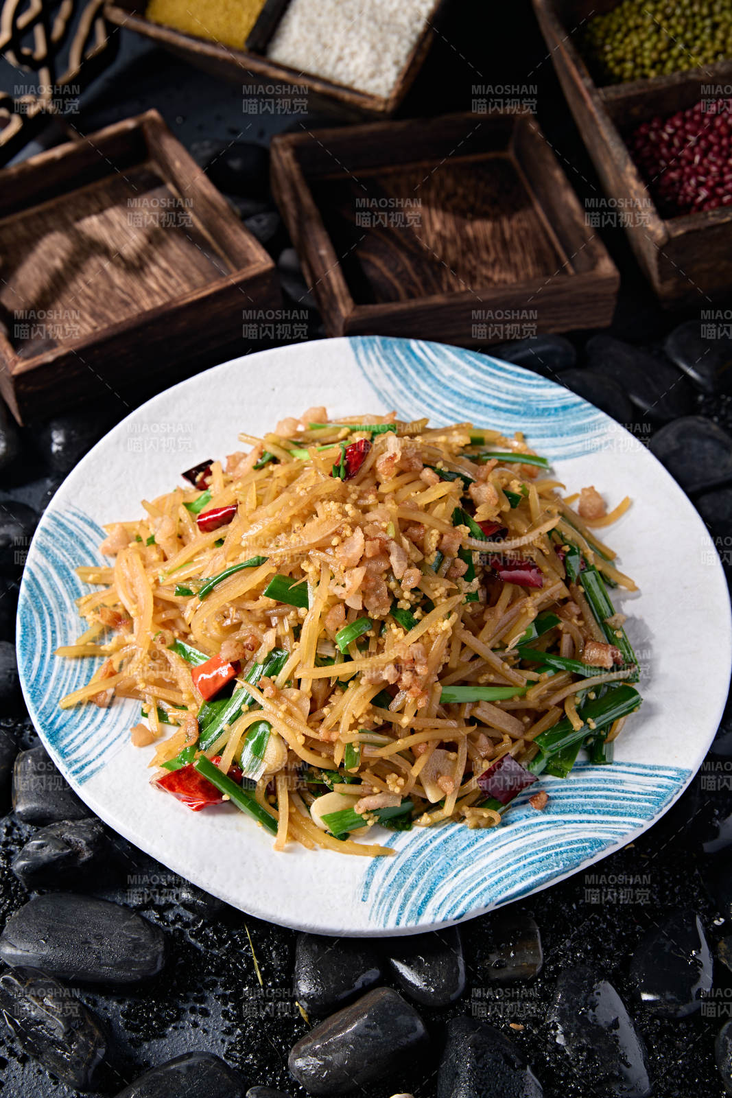 韭菜蒜片小米辣椒炒土豆丝图片