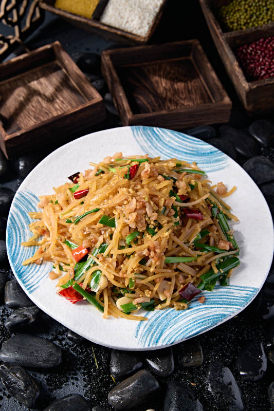 韭菜蒜片小米辣椒炒土豆丝图片