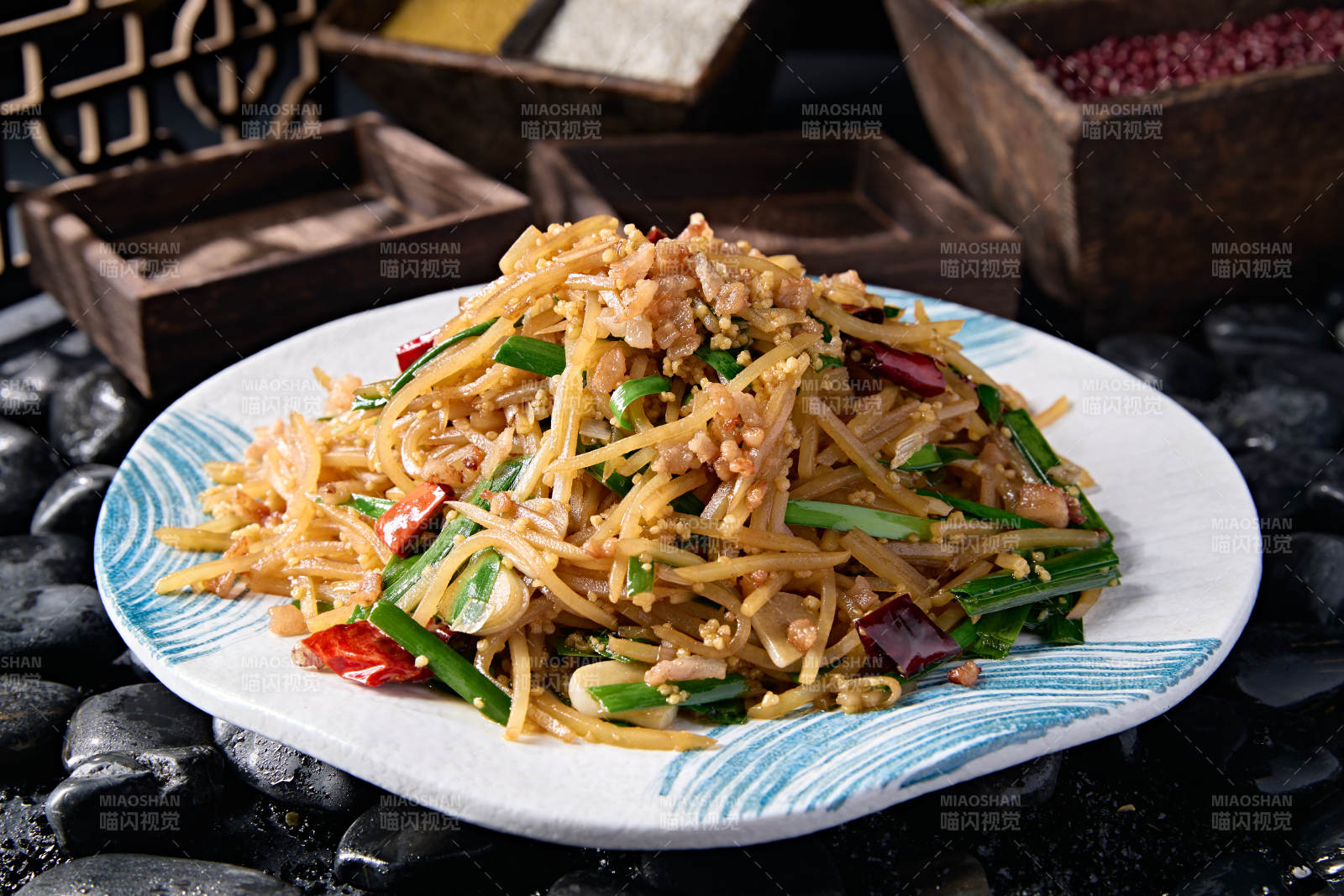 韭菜蒜片小米辣椒炒土豆丝图片