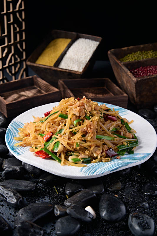 韭菜蒜片小米辣椒炒土豆丝图片