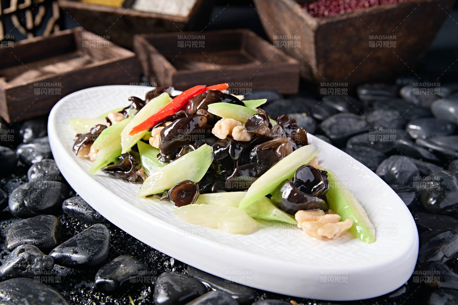 彩椒乳瓜木耳炒桃仁图片