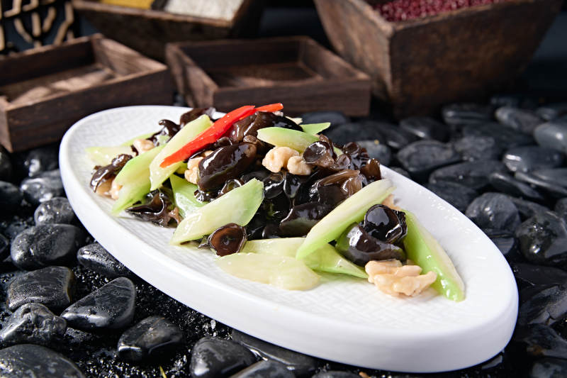 彩椒乳瓜木耳炒桃仁图片