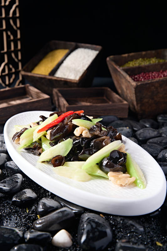 彩椒乳瓜木耳炒桃仁图片