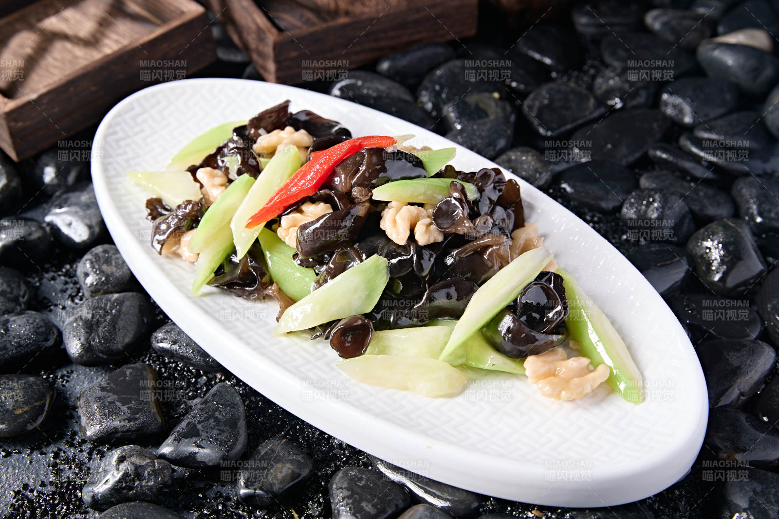 彩椒乳瓜木耳炒桃仁图片