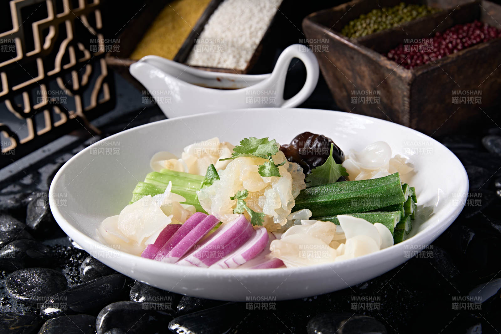 精美凉菜白木耳海蜇头秋葵乳瓜洋葱丝图片