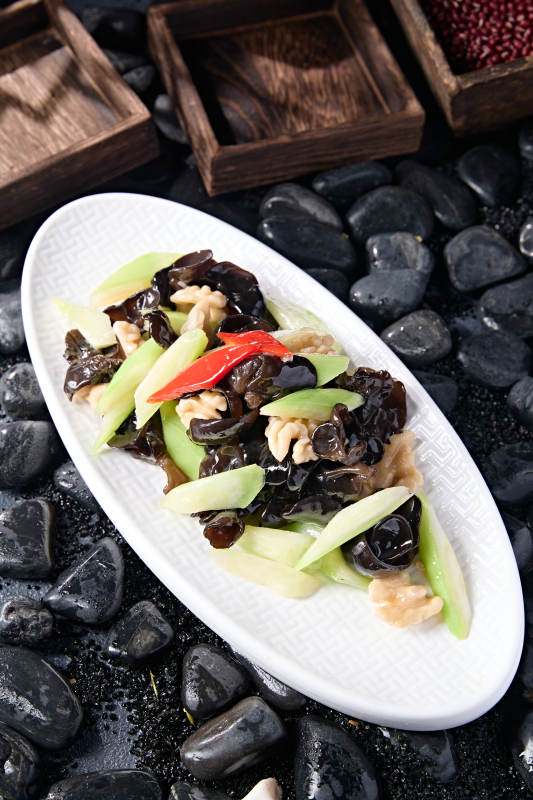 彩椒乳瓜木耳炒桃仁图片